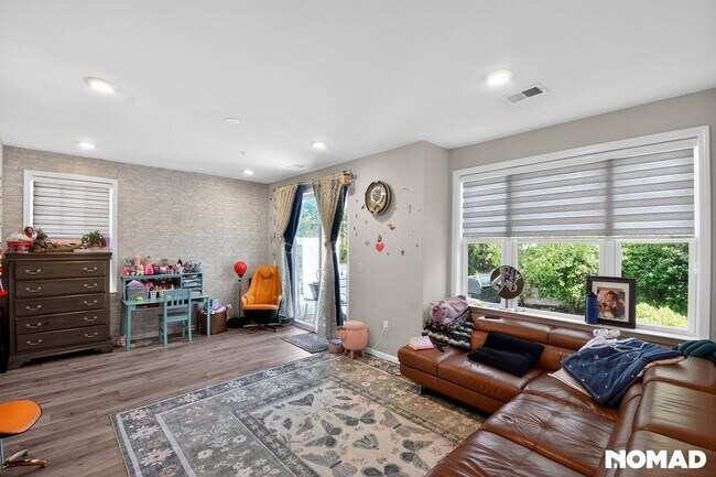 Building Photo - Spacious 3BR Condo in Highland Park