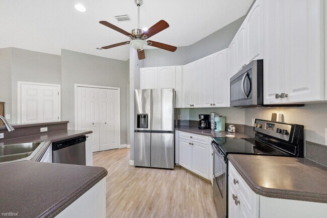 Foto del edificio - 4 br, 2 bath House - 201 Southwest 35th St...