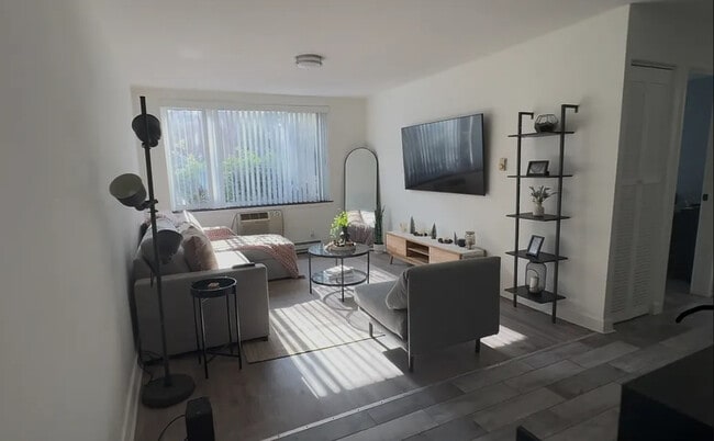 Building Photo - 3815 N Pine Grove Ave