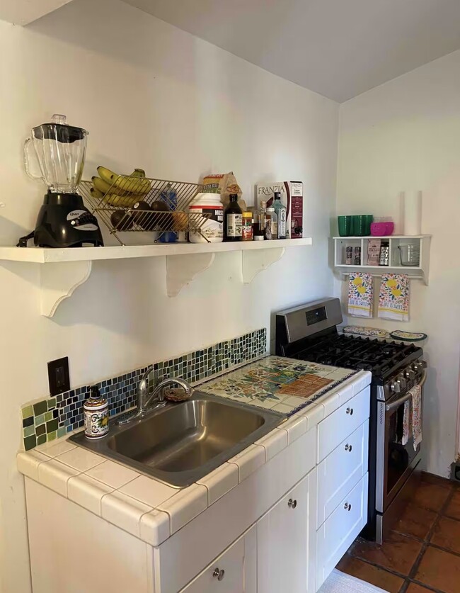 kitchen - 2484 Lillie Ave