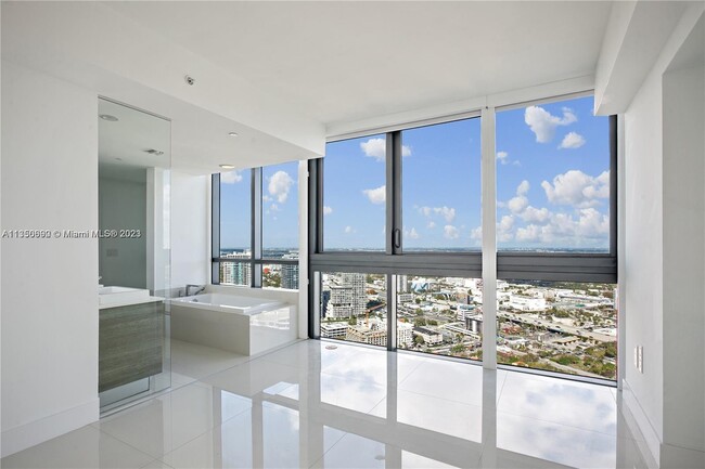 Foto del edificio - 650 NE 32nd St