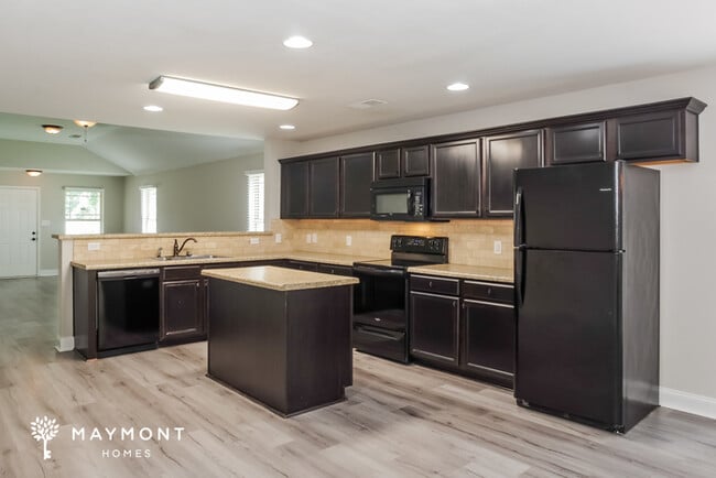 Building Photo - 243 Bermuda Lakes Dr