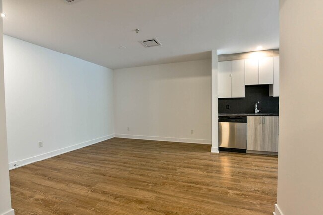 Building Photo - 30 Saint-Joseph Est