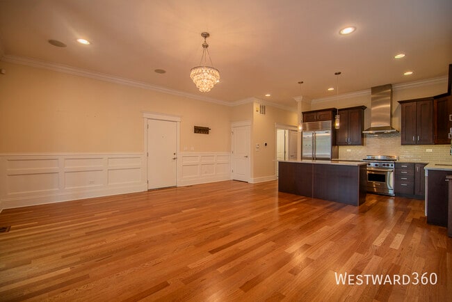 Building Photo - 639 W Briar Pl