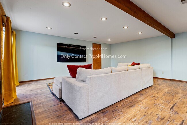 Building Photo - Stylish 4-Bedroom Home in Gladstone: Where...