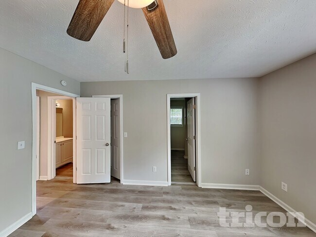 Foto del edificio - 676 Eagles Nest Cir