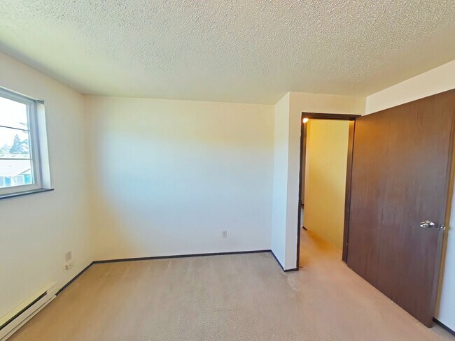 Building Photo - 3 Bedroom Duplex ~ Close to Campus ~ Pet F...
