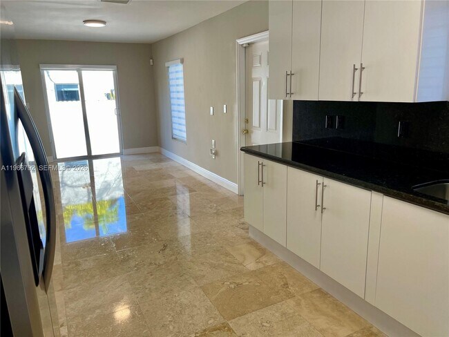 Foto del edificio - 3191 Ohio St