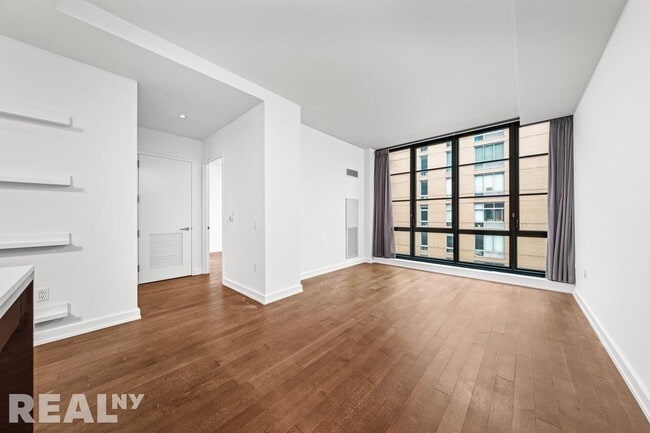 Building Photo - 261 W 25th St