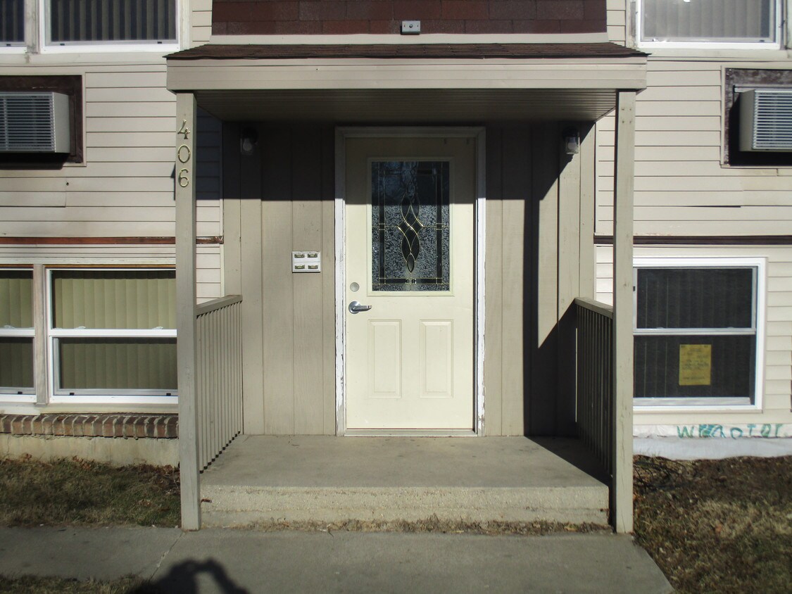 Primary Photo - 406 Circle Dr