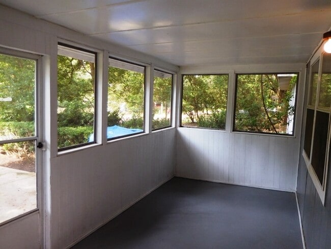 Building Photo - 1668 Pepper Dr
