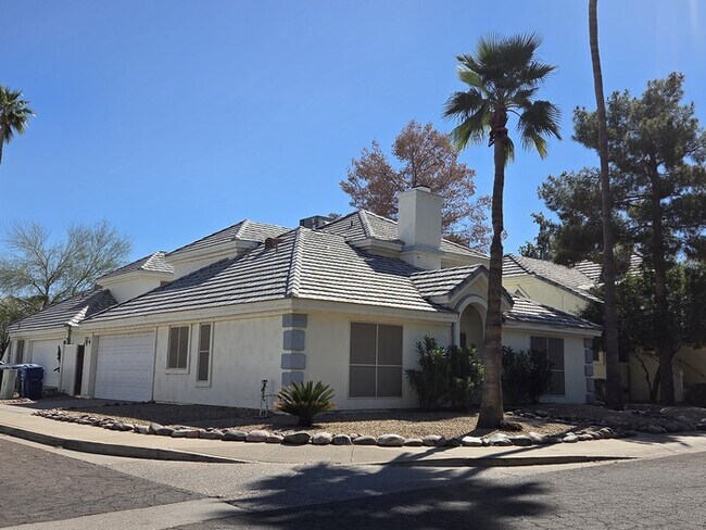 Foto del edificio - 4 bed 2.5 bath in Chandler Great Location to the 101 Freeway