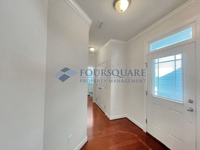 Foto del edificio - Spacious End-Unit Townhome with 2-Car Garage & Private Patio – Near Beaver Creek & Downtown Apex