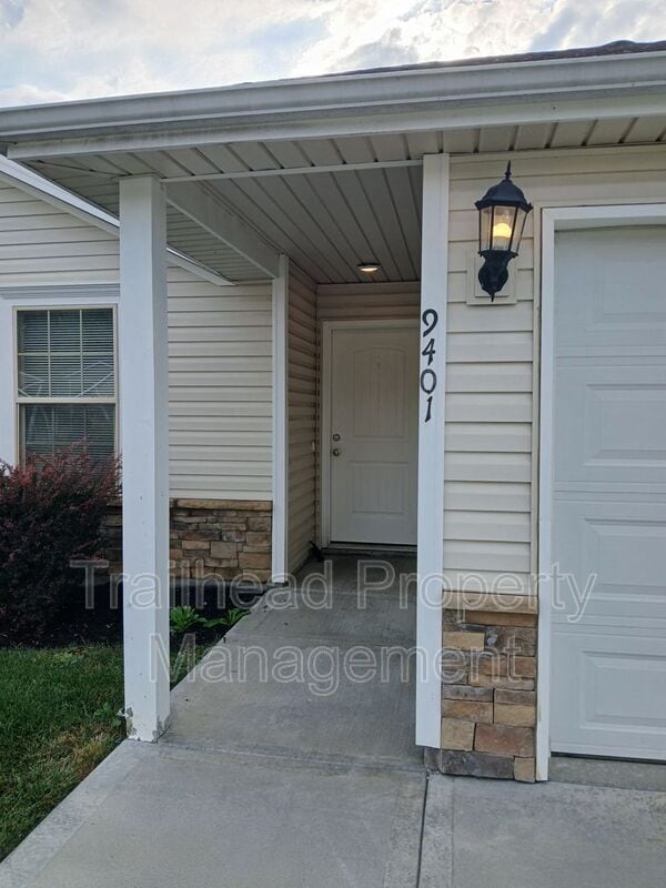 Building Photo - 9401 N Robinhood Ave