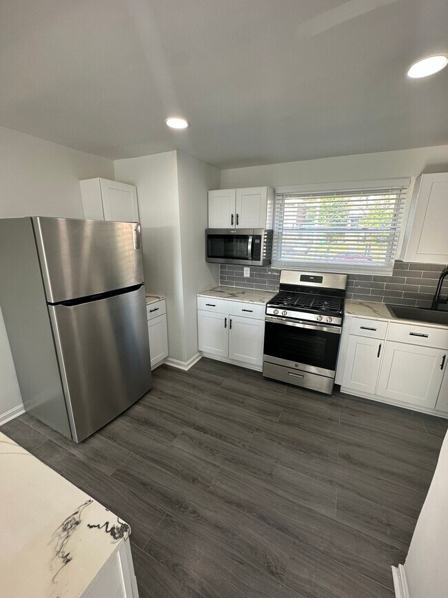 Kitchen Area - 5305 Leverett St