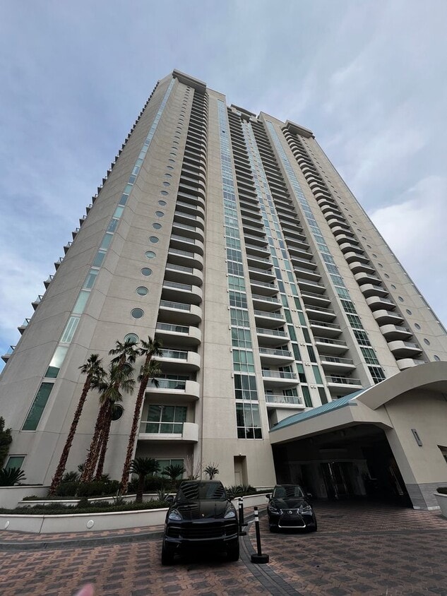 Primary Photo - Turnberry Place - 2 Bedroom 2 Bath Condo