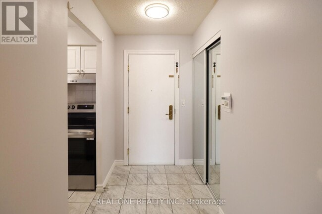 Building Photo - 18 Sommerset Way