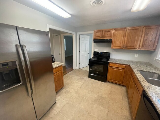 Building Photo - 3 Bedroom 2 Bathroom House with Bonus  Room