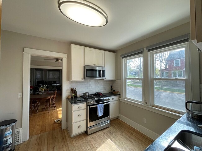 Foto del edificio - Updated 2 Bedroom + Den House in Downtown Madison!