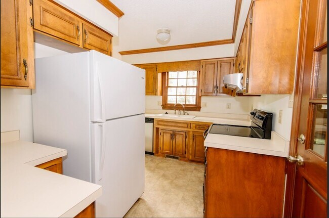 Building Photo - Pet Friendly 3 Bedroom, 2.5 Bathroom Ralei...