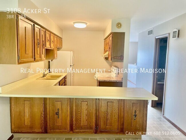 Building Photo - Cross Plains duplex with attached garage, ...