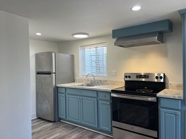 Building Photo - Oakland Studio - Remodeled & Ready