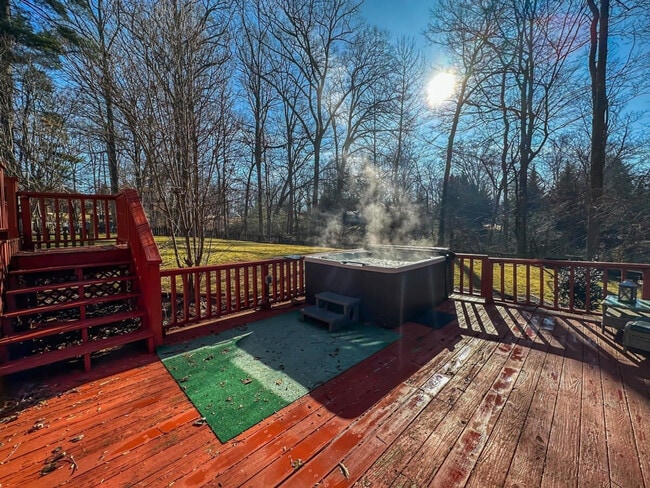 Building Photo - 10 High Meadows Dr