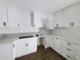 Building Photo - 5625 Antoine Dr