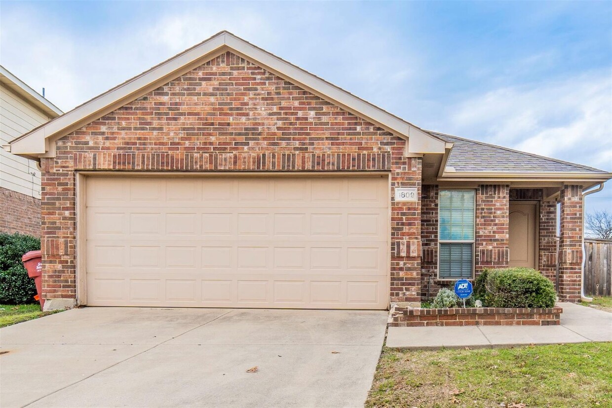 Foto principal - This amazing home in Royse City beautiful ...