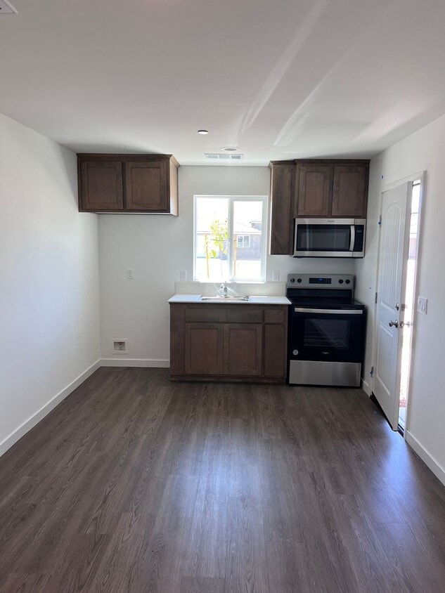 Building Photo - Great 1 bedroom, 1 bath studio centrally l...