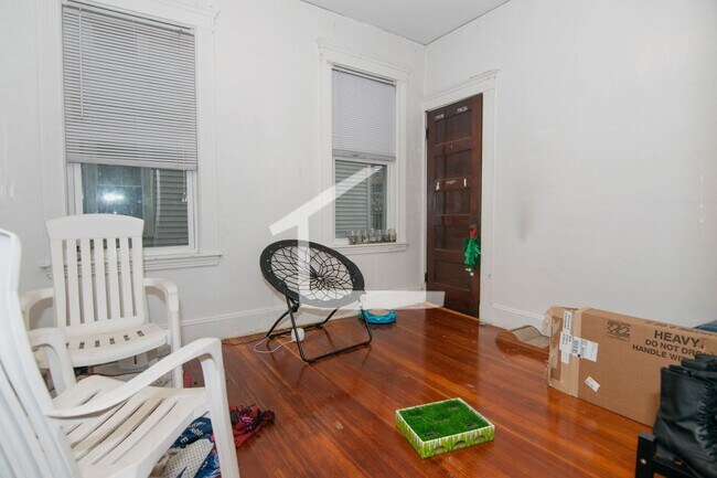 Foto del edificio - Desirable BU Location. Walk to School. Spa...