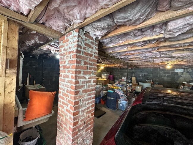 Building Photo - "Updated Apartment 2bd/1ba Attached Garage...