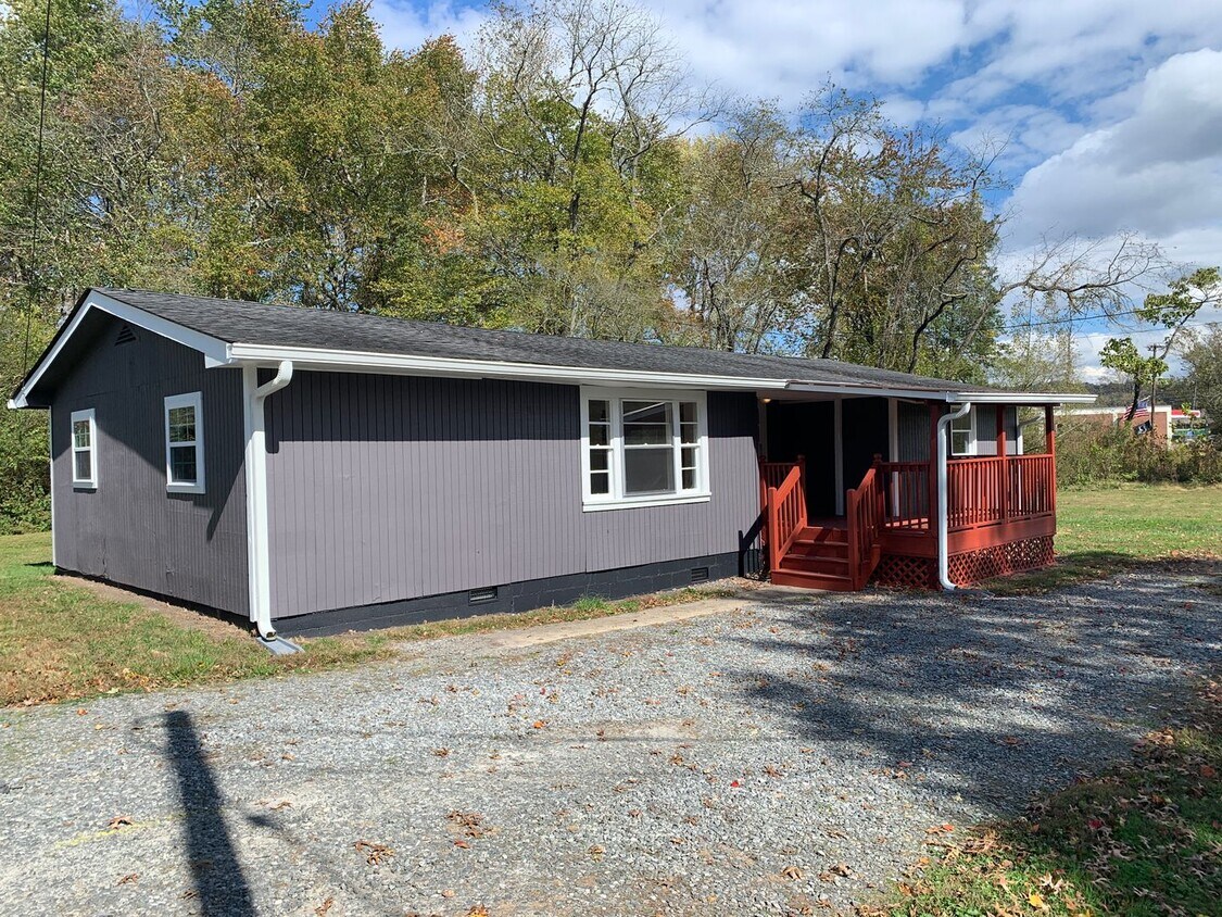 Foto principal - Brevard 3 Bedroom Close to Town