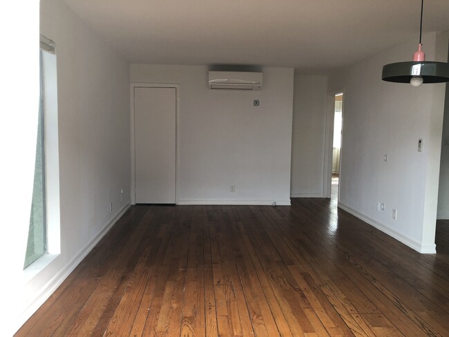 Large living room with new air conditioning - 536 Grand Blvd