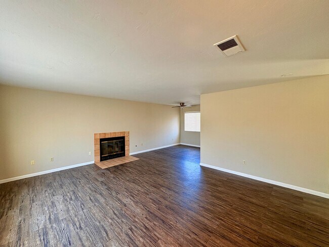 Foto del edificio - 4 Bedroom House Corner Lot