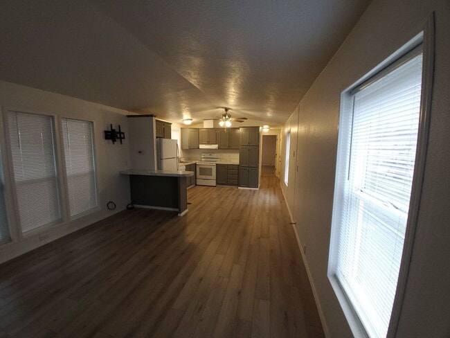 Building Photo - Newly Remodeled