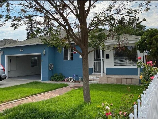 Building Photo - 415 Wisteria Dr