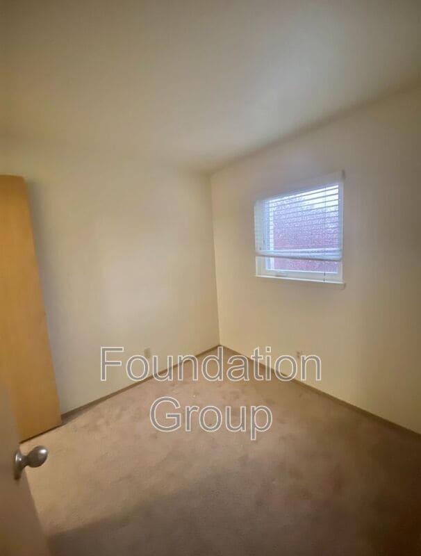 Building Photo - 922 N 104th St