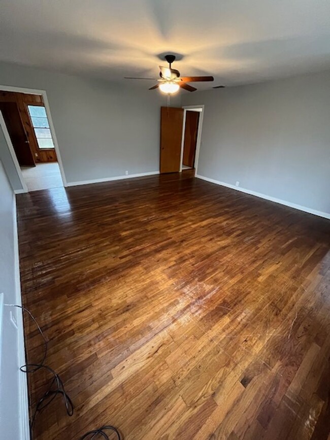 Building Photo - Beautifully Remodeled Home 3b2bth $1,300/mo.