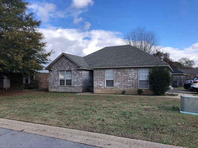 Building Photo - Beautiful 3 Bedroom Home in a Quiet Searcy Neighborhood!