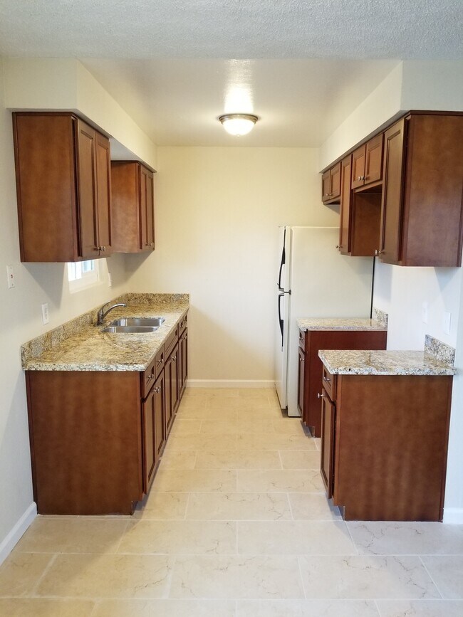 Building Photo - GREAT LOOKING 2BD / 1BTH UPSTAIRS  UNIT / ...