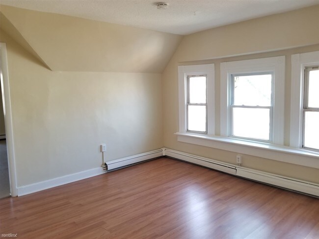 Foto del edificio - 1 br, 1 bath  - 133 Davenport Ave 3a
