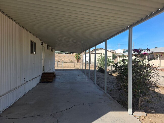 Foto del edificio - LAND, LAND AND MORE LAND! 2 bed/2 bath Manufactured home in Bullhead City on Huge double lot!