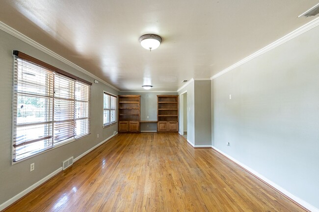 Building Photo - Pre-Leasing For August 2025! - 3 Bedroom L...