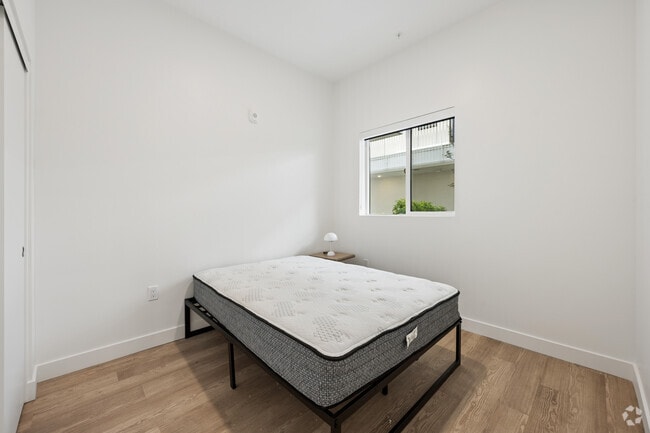 5BR, 5BA - Unit 104 - Bedroom - 626 N Wilton Pl