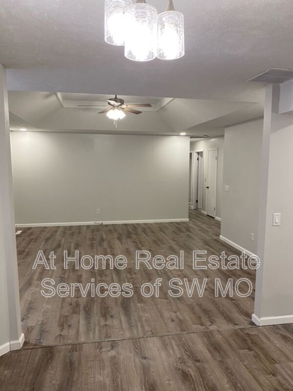 Building Photo - 4529 W La Siesta St