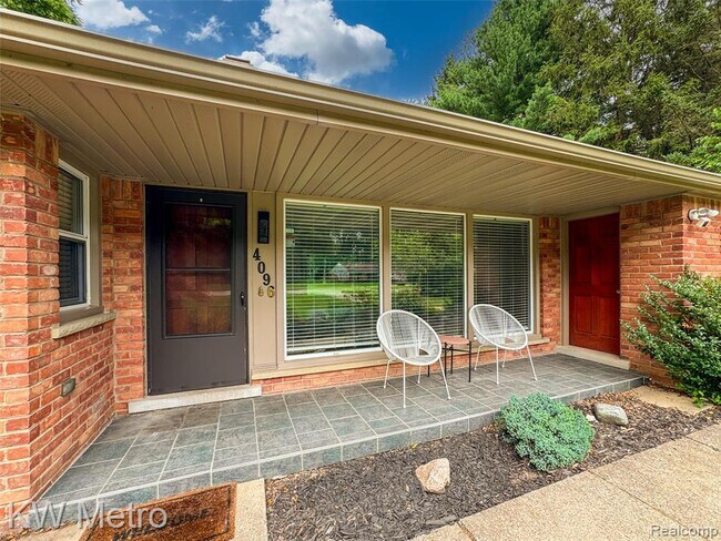 Building Photo - 4096 Chestnut Hill Dr