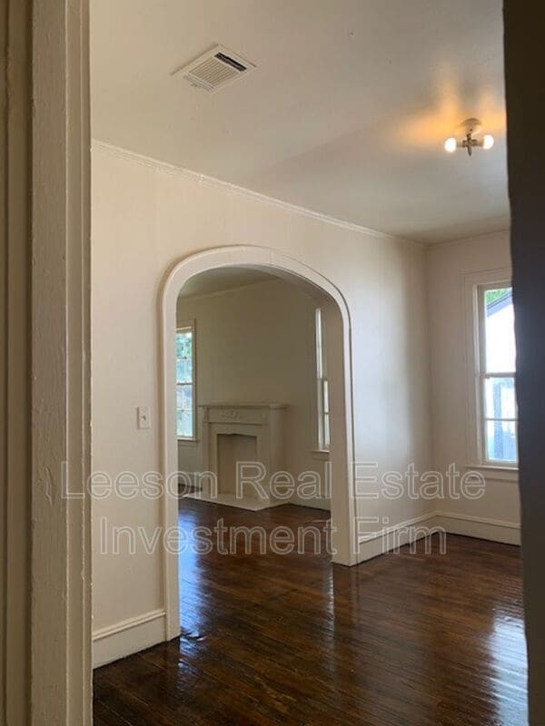 Building Photo - 3548 Lakeshore Dr