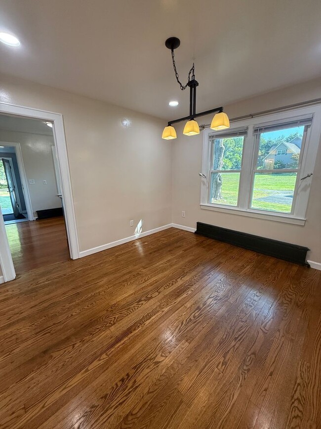 Building Photo - 3 Bedroom House With Large Yard and 2 Bath...