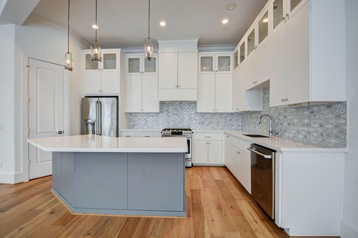 Primary Photo - 3 Story 4 Bedroom Home for Lease in the He...